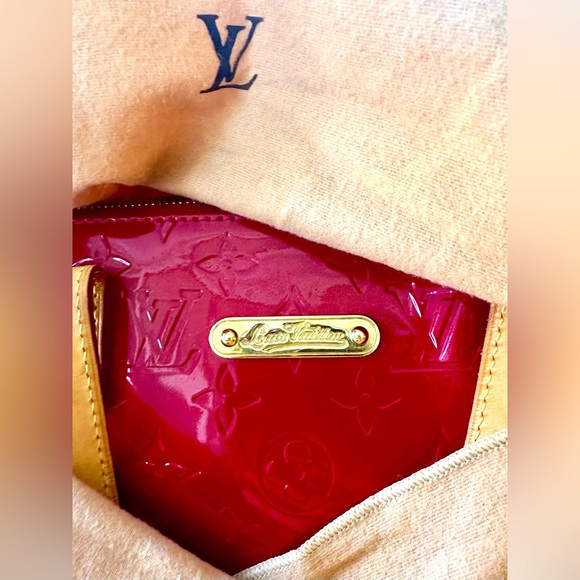AUTHENTICATED Louis Vuitton Bellevue PM, Red Vernis w/Dust Cover - Picture 2 of 6